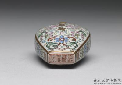 图片[3]-Porcelain famille-rose snuff bottle with a winding branch-and-blossom decoration, Qing dynasty, Jiaqing reign (1796-1820)-China Archive